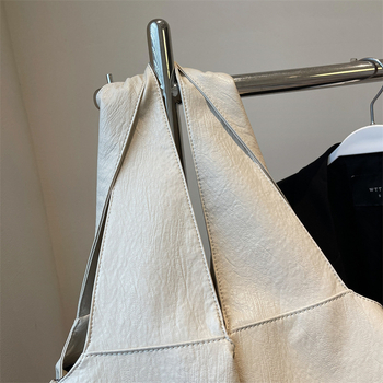 PU válltáska városi egyszerű stílusban, horizontálisan négyzetes forma, cipzáras nyitás és belső cipzáras zseb.