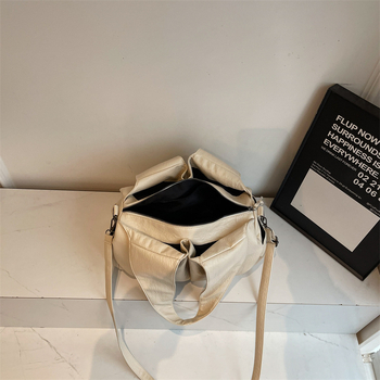 PU válltáska városi egyszerű stílusban, horizontálisan négyzetes forma, cipzáras nyitás és belső cipzáras zseb.