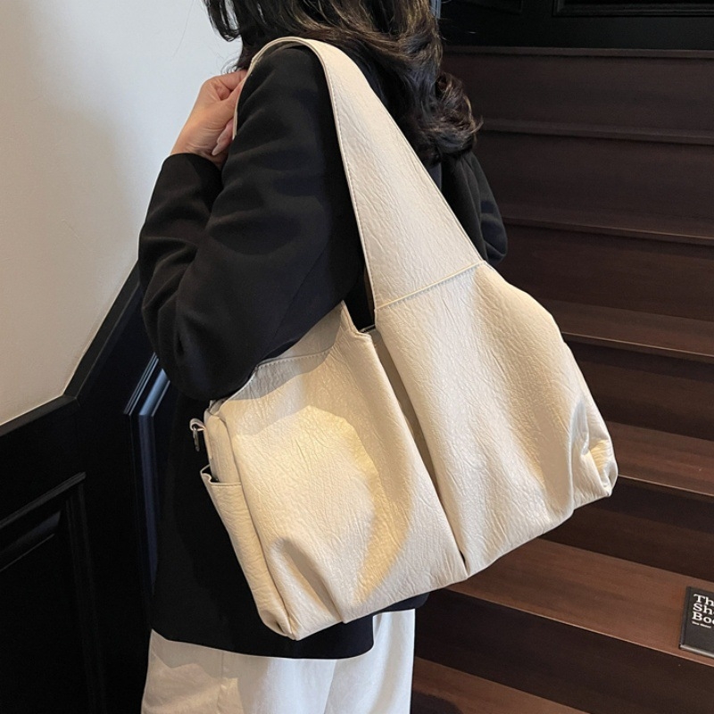 PU válltáska városi egyszerű stílusban, horizontálisan négyzetes forma, cipzáras nyitás és belső cipzáras zseb.