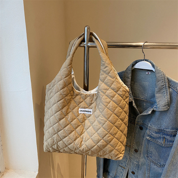 Чанта – градски стил, найлон, хоризонтално квадратна форма, открита горна част, подплата от полиестер, джоб за телефон и ID карта, зима 2024