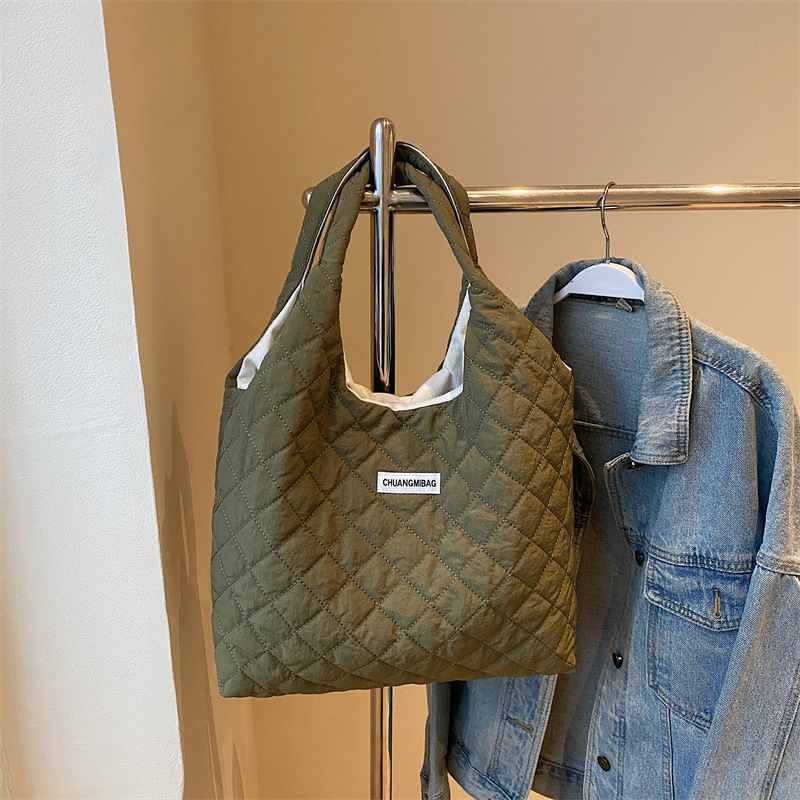 Táska – városi egyszerű stílus, nylon anyag, vízszintes négyzet alakú forma, nyitott felső rész, poliészter bélés, belső zsebek telefonra és ID-kártyára, téli szezon 2024