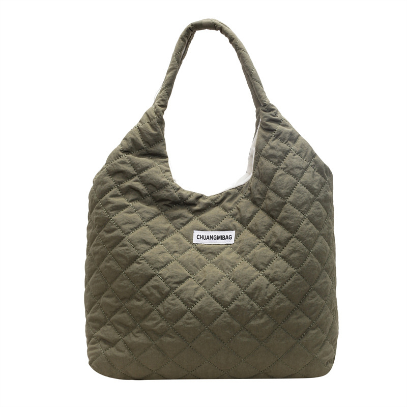 Táska – városi egyszerű stílus, nylon anyag, vízszintes négyzet alakú forma, nyitott felső rész, poliészter bélés, belső zsebek telefonra és ID-kártyára, téli szezon 2024