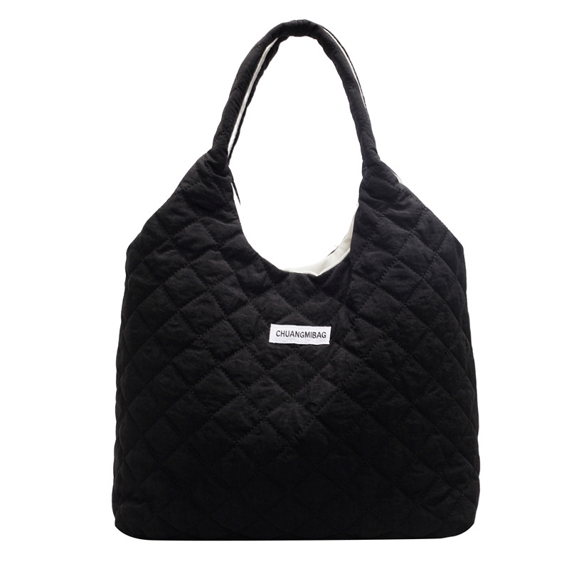 Táska – városi egyszerű stílus, nylon anyag, vízszintes négyzet alakú forma, nyitott felső rész, poliészter bélés, belső zsebek telefonra és ID-kártyára, téli szezon 2024