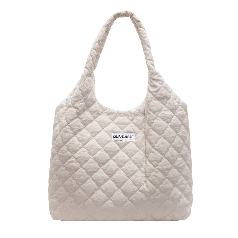 Táska – városi egyszerű stílus, nylon anyag, vízszintes négyzet alakú forma, nyitott felső rész, poliészter bélés, belső zsebek telefonra és ID-kártyára, téli szezon 2024