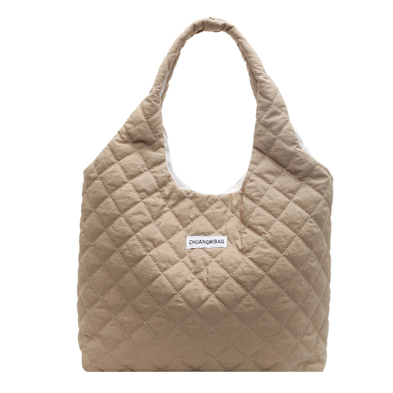 Táska – városi egyszerű stílus, nylon anyag, vízszintes négyzet alakú forma, nyitott felső rész, poliészter bélés, belső zsebek telefonra és ID-kártyára, téli szezon 2024