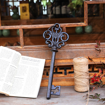 Kulcstartó falidísz — öntöttvas, geometriai forma, modern minimál stílus, európai vintage ihletés, ajándék kész