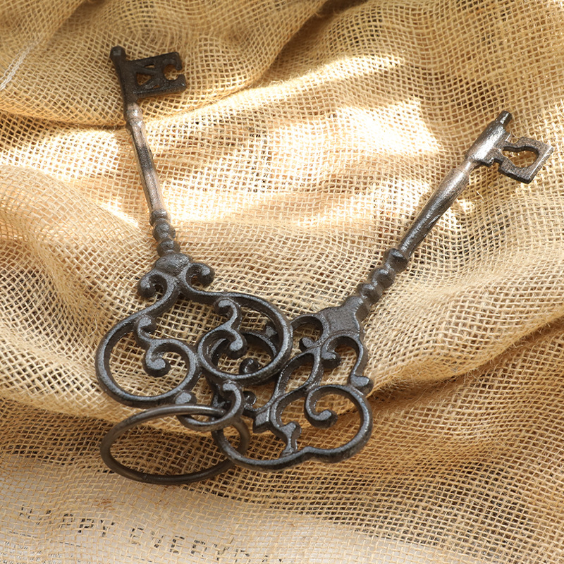 Kulcstartó falidísz — öntöttvas, geometriai forma, modern minimál stílus, európai vintage ihletés, ajándék kész