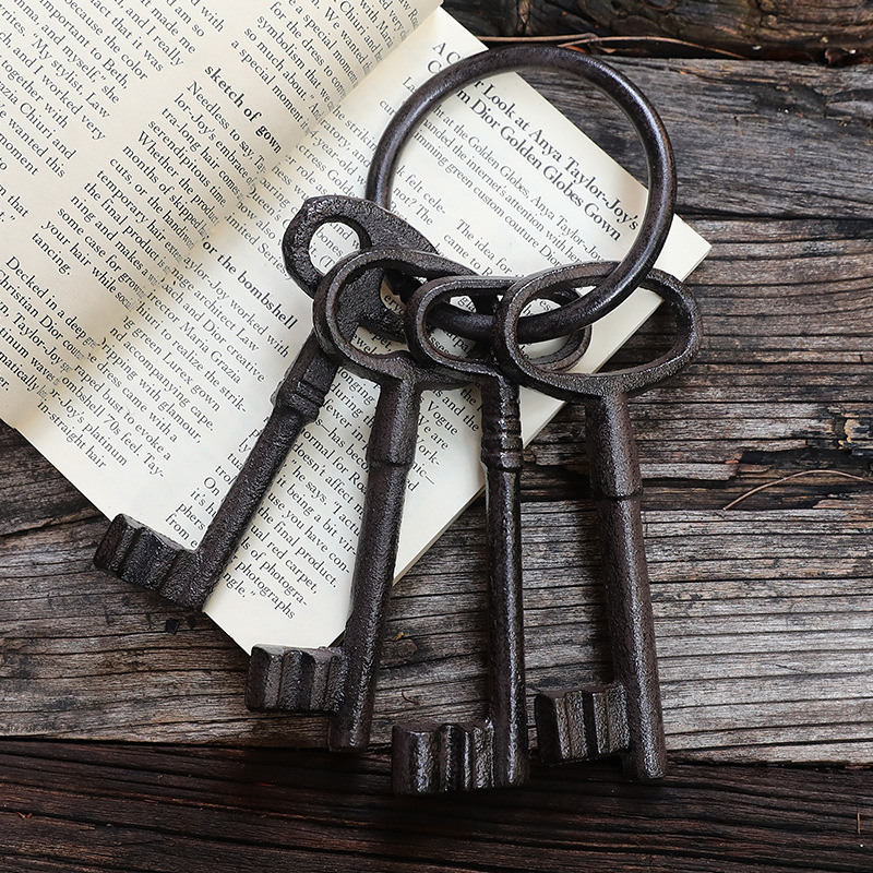 Kulcstartó falidísz — öntöttvas, geometriai forma, modern minimál stílus, európai vintage ihletés, ajándék kész