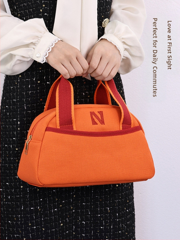 Козметична чанта с голям капацитет и платнена конструкция, водоустойчива, ултралека, износоустойчива и с разделение между сухото и мокрото.