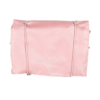 Nylonból készült utazási kozmetikai táska, négy az egyben kialakítású, vízszintes négyzet alakú, cipzáras nyitás, belső rétegekkel és sandwich rekeszekkel, ideális a szabadidős utazásokhoz.