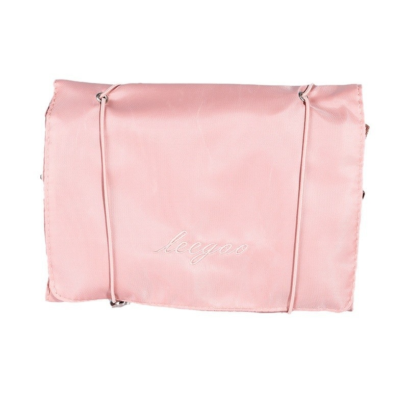 Nylonból készült utazási kozmetikai táska, négy az egyben kialakítású, vízszintes négyzet alakú, cipzáras nyitás, belső rétegekkel és sandwich rekeszekkel, ideális a szabadidős utazásokhoz.