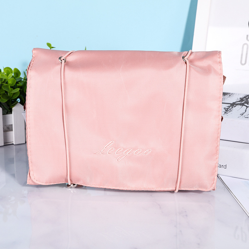 Nylonból készült utazási kozmetikai táska, négy az egyben kialakítású, vízszintes négyzet alakú, cipzáras nyitás, belső rétegekkel és sandwich rekeszekkel, ideális a szabadidős utazásokhoz.