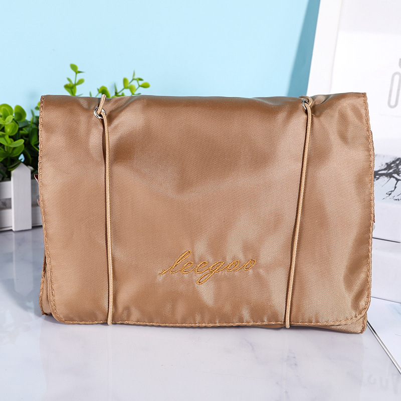 Nylonból készült utazási kozmetikai táska, négy az egyben kialakítású, vízszintes négyzet alakú, cipzáras nyitás, belső rétegekkel és sandwich rekeszekkel, ideális a szabadidős utazásokhoz.