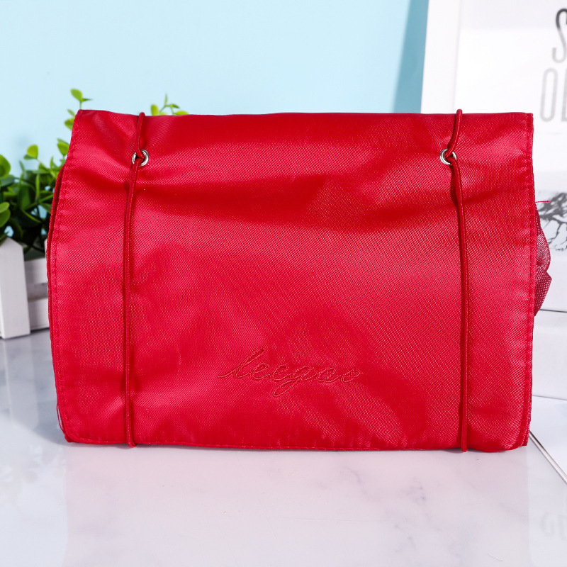 Nylonból készült utazási kozmetikai táska, négy az egyben kialakítású, vízszintes négyzet alakú, cipzáras nyitás, belső rétegekkel és sandwich rekeszekkel, ideális a szabadidős utazásokhoz.