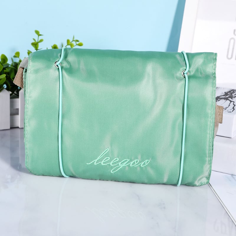 Nylonból készült utazási kozmetikai táska, négy az egyben kialakítású, vízszintes négyzet alakú, cipzáras nyitás, belső rétegekkel és sandwich rekeszekkel, ideális a szabadidős utazásokhoz.