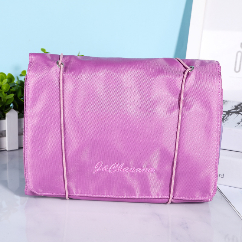 Nylonból készült utazási kozmetikai táska, négy az egyben kialakítású, vízszintes négyzet alakú, cipzáras nyitás, belső rétegekkel és sandwich rekeszekkel, ideális a szabadidős utazásokhoz.