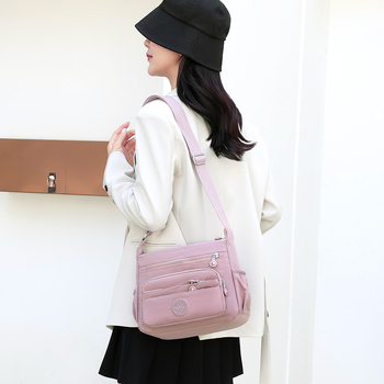 Дамска чанта през рамо с голям обем, изработена от найлон, цип за затваряне, подплата полиестер, множество вътрешни джобове