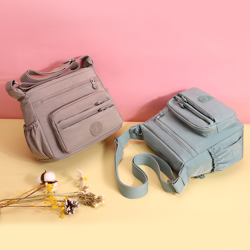 Дамска чанта през рамо с голям обем, изработена от найлон, цип за затваряне, подплата полиестер, множество вътрешни джобове