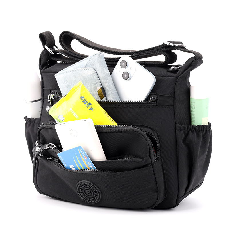 Дамска чанта през рамо с голям обем, изработена от найлон, цип за затваряне, подплата полиестер, множество вътрешни джобове