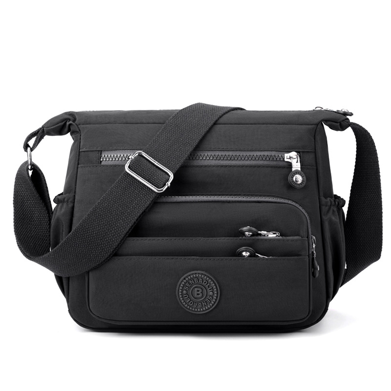 Дамска чанта през рамо с голям обем, изработена от найлон, цип за затваряне, подплата полиестер, множество вътрешни джобове