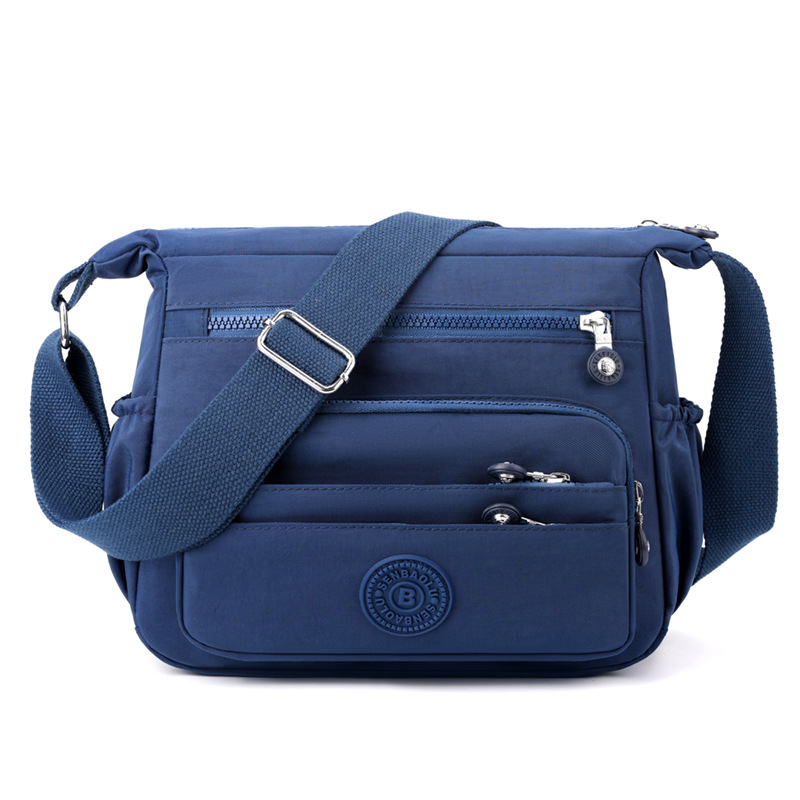 Дамска чанта през рамо с голям обем, изработена от найлон, цип за затваряне, подплата полиестер, множество вътрешни джобове