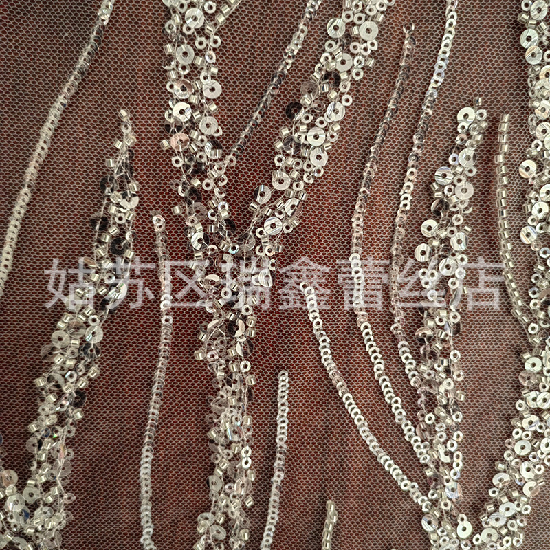 Siuvinėta nėrinių applikacija su karoliukais vestuvinei suknelei (100% poliesteris, Mada drabužiai, Prekės ženklas: Ruixin lace, Kokybės standartas GB)