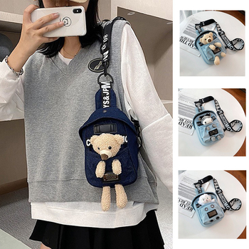Geantă de damă din canvas, crossbody cu ursuleț pluș, stil street, formă vertical pătrată, închidere cu fermoar, căptușeală poliester.