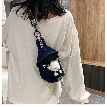 Geantă de damă din canvas, crossbody cu ursuleț pluș, stil street, formă vertical pătrată, închidere cu fermoar, căptușeală poliester.