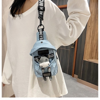 Geantă de damă din canvas, crossbody cu ursuleț pluș, stil street, formă vertical pătrată, închidere cu fermoar, căptușeală poliester.