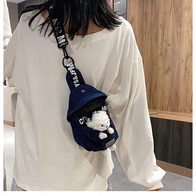 Geantă de damă din canvas, crossbody cu ursuleț pluș, stil street, formă vertical pătrată, închidere cu fermoar, căptușeală poliester.