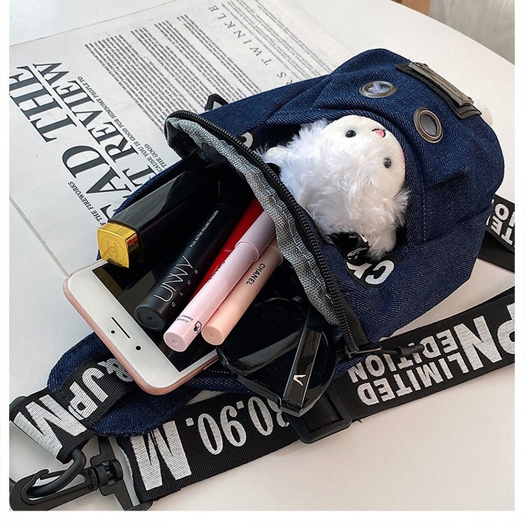Geantă de damă din canvas, crossbody cu ursuleț pluș, stil street, formă vertical pătrată, închidere cu fermoar, căptușeală poliester.