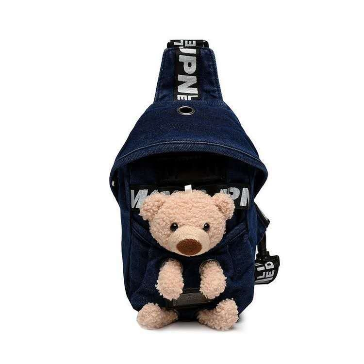 Geantă de damă din canvas, crossbody cu ursuleț pluș, stil street, formă vertical pătrată, închidere cu fermoar, căptușeală poliester.