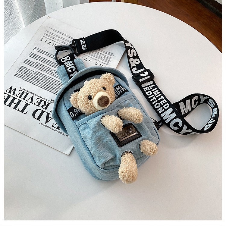 Geantă de damă din canvas, crossbody cu ursuleț pluș, stil street, formă vertical pătrată, închidere cu fermoar, căptușeală poliester.