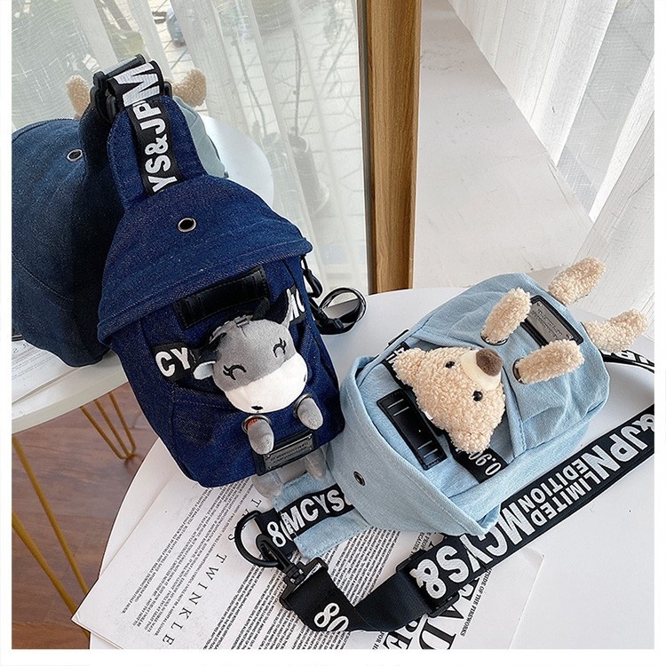 Geantă de damă din canvas, crossbody cu ursuleț pluș, stil street, formă vertical pătrată, închidere cu fermoar, căptușeală poliester.