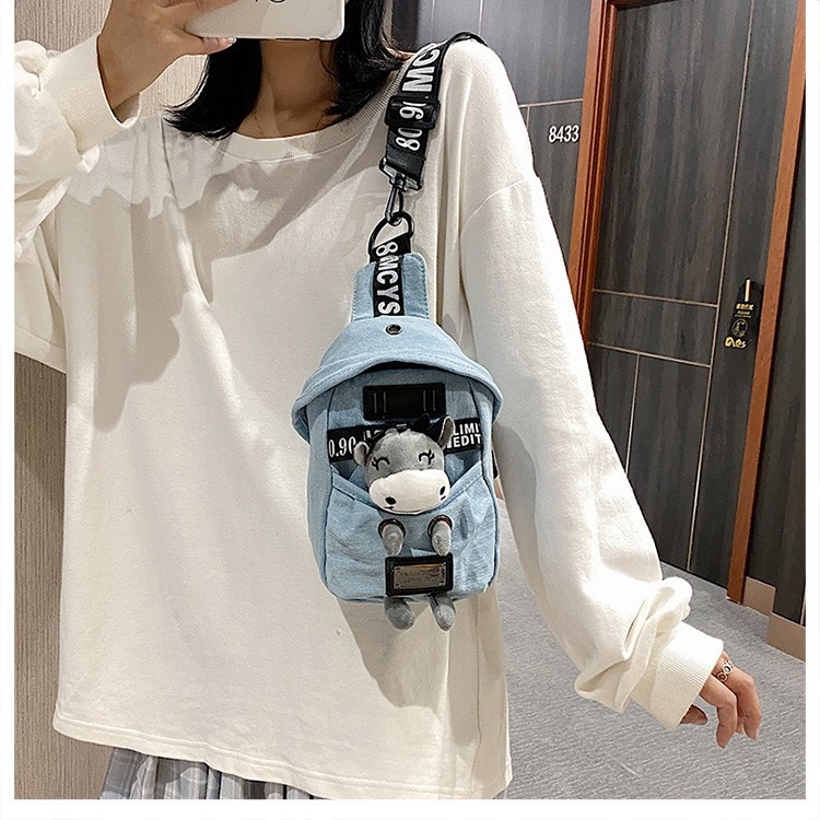 Geantă de damă din canvas, crossbody cu ursuleț pluș, stil street, formă vertical pătrată, închidere cu fermoar, căptușeală poliester.