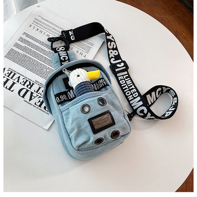 Geantă de damă din canvas, crossbody cu ursuleț pluș, stil street, formă vertical pătrată, închidere cu fermoar, căptușeală poliester.
