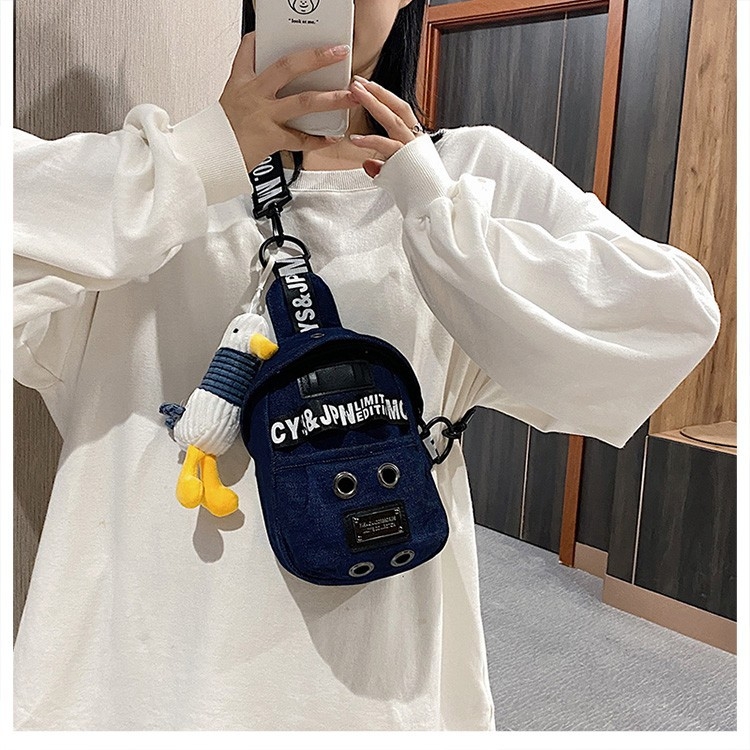 Geantă de damă din canvas, crossbody cu ursuleț pluș, stil street, formă vertical pătrată, închidere cu fermoar, căptușeală poliester.