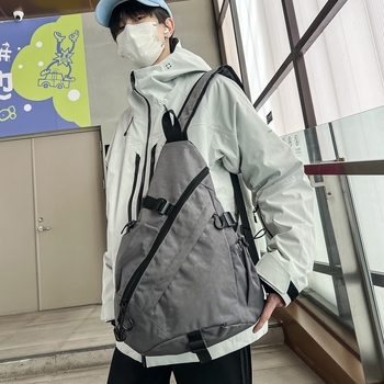 Τσάντα στήθους crossbody με street style, ύφασμα Oxford, επένδυση νάιλον, κάθετη τετράγωνη μορφή, φερμουάρ.