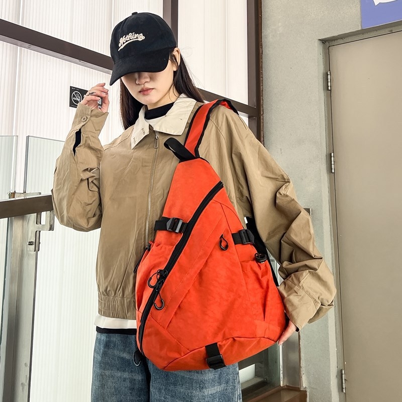 Τσάντα στήθους crossbody με street style, ύφασμα Oxford, επένδυση νάιλον, κάθετη τετράγωνη μορφή, φερμουάρ.