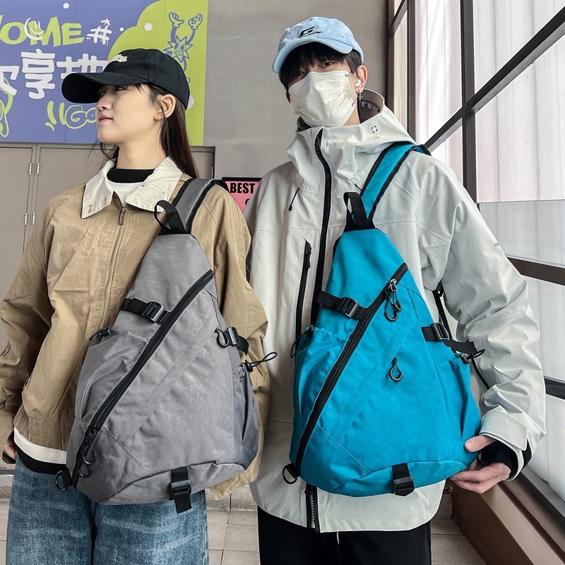 Τσάντα στήθους crossbody με street style, ύφασμα Oxford, επένδυση νάιλον, κάθετη τετράγωνη μορφή, φερμουάρ.