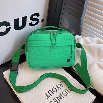 Női nylonos crossbody táska, vízszintes négyzet alakú, belső zseb telefon és személyi igazolvány számára, cipzáras záródás, poliészter bélés, mindennapi használatra