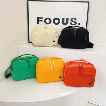 Női nylonos crossbody táska, vízszintes négyzet alakú, belső zseb telefon és személyi igazolvány számára, cipzáras záródás, poliészter bélés, mindennapi használatra