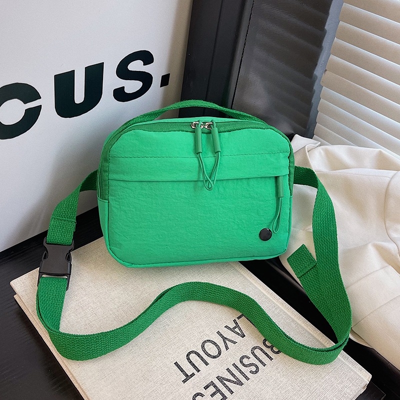 Női nylonos crossbody táska, vízszintes négyzet alakú, belső zseb telefon és személyi igazolvány számára, cipzáras záródás, poliészter bélés, mindennapi használatra