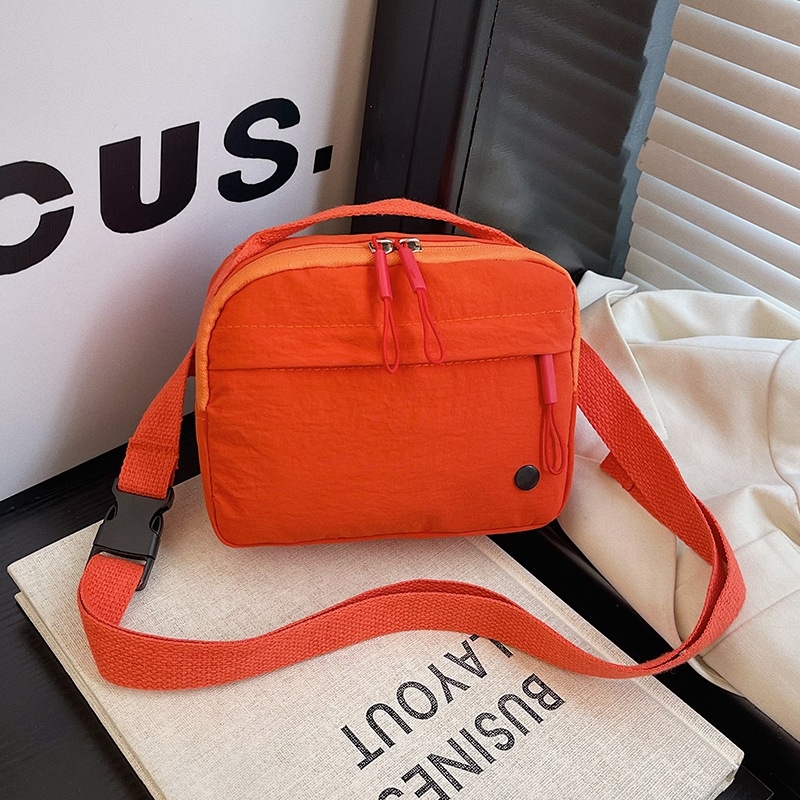 Női nylonos crossbody táska, vízszintes négyzet alakú, belső zseb telefon és személyi igazolvány számára, cipzáras záródás, poliészter bélés, mindennapi használatra