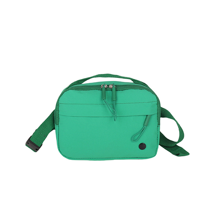 Női nylonos crossbody táska, vízszintes négyzet alakú, belső zseb telefon és személyi igazolvány számára, cipzáras záródás, poliészter bélés, mindennapi használatra