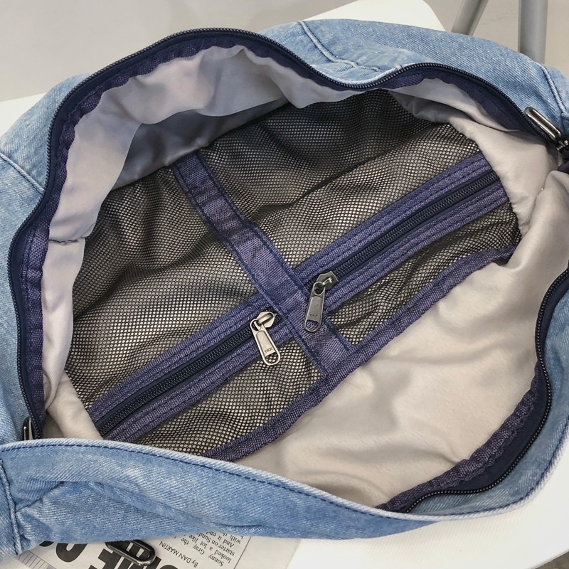 Denim messenger táska, közepes méret, utcai stílus, cipzáras nyitás, poliészter bélés, belső zsebek a telefon és azonosító számára