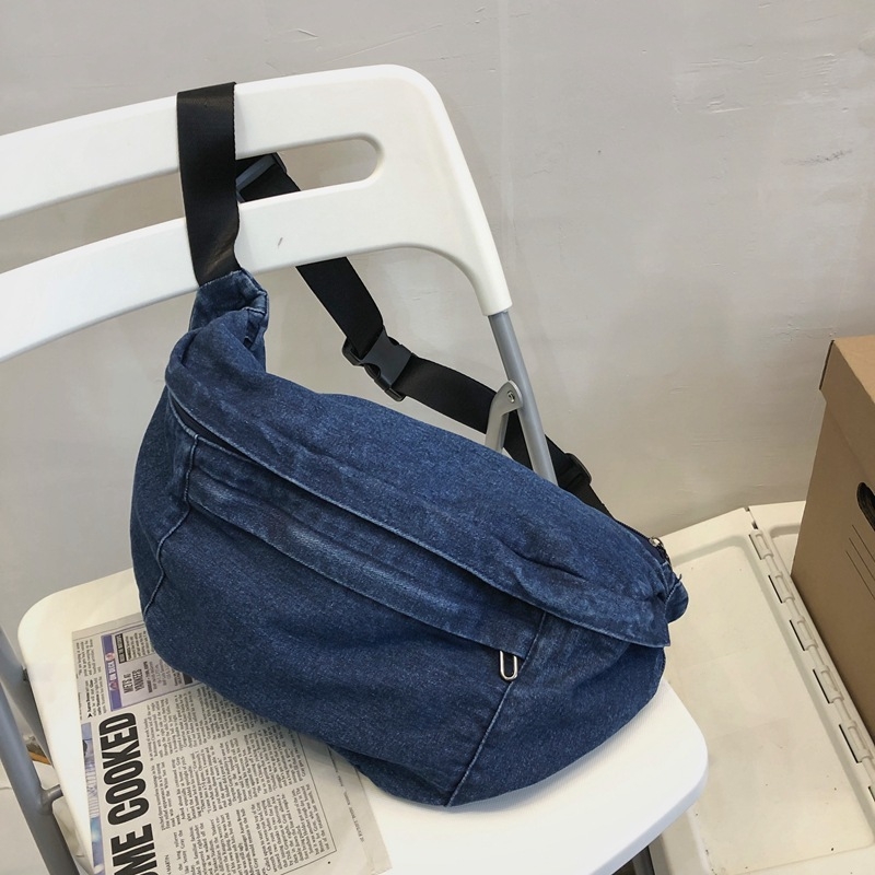 Denim messenger táska, közepes méret, utcai stílus, cipzáras nyitás, poliészter bélés, belső zsebek a telefon és azonosító számára