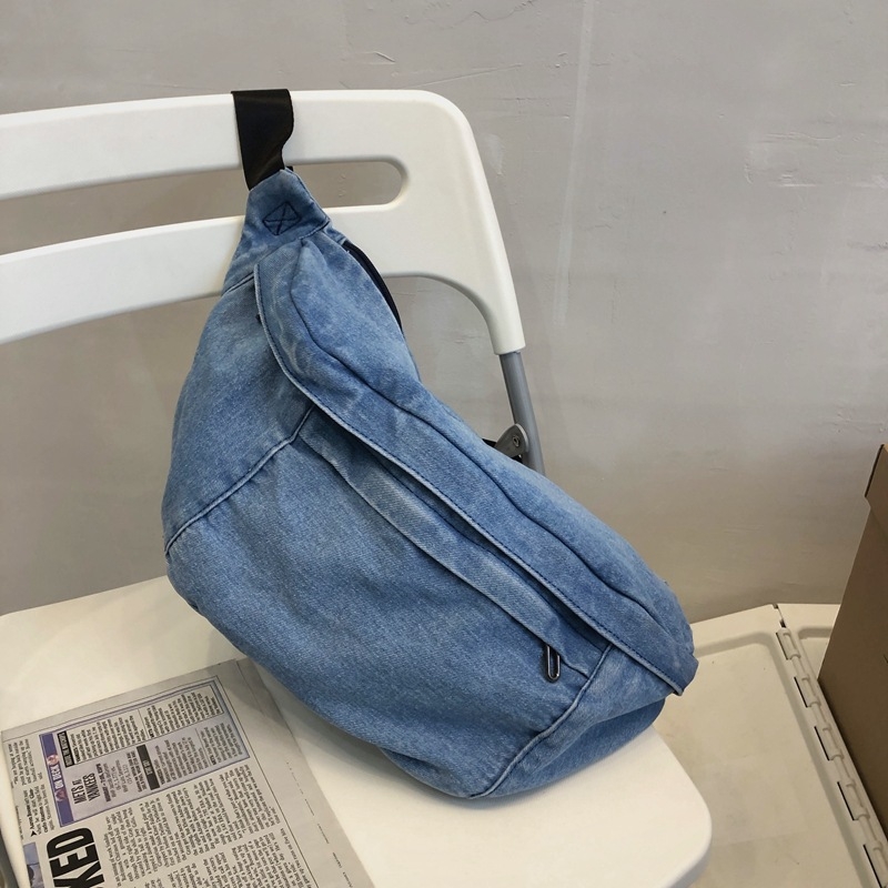 Denim messenger táska, közepes méret, utcai stílus, cipzáras nyitás, poliészter bélés, belső zsebek a telefon és azonosító számára