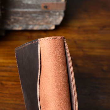 Unisex kelionėms skirtas paso dėklas iš tikros karvės odos su magnetiniu užsegimu — paso kišenė, kortelių ir ID kišenės, nuotraukų kišenė, galimybė suasmeninti logotipą