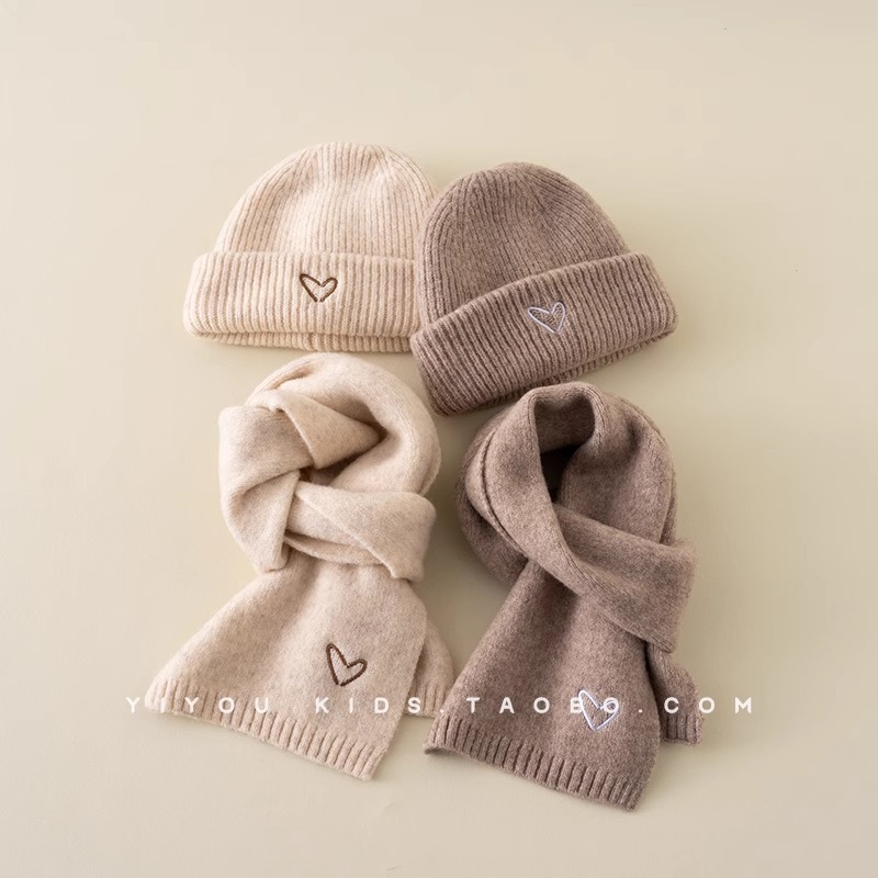 Gyerekeknek készült pulóver sapka – akril, kupola alakú csúcs, perem nélkül, meleg, hímzett, 2–4, 4–6 és 8–10 év